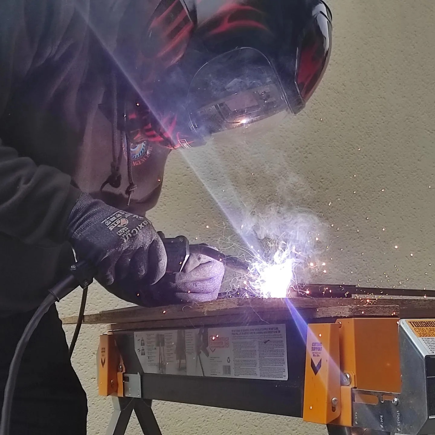 Kevin Lahousse, menuisier agenceur dans son atelier